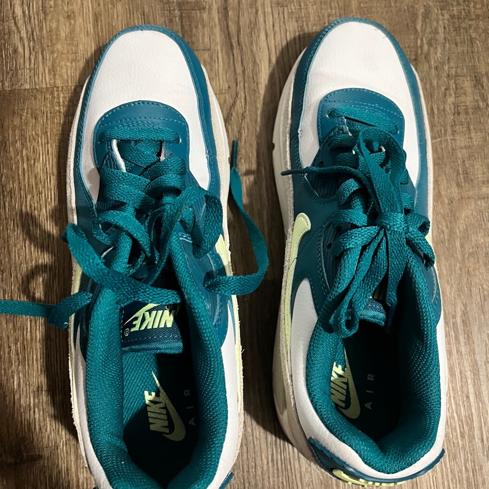 Nike Kids Teal and White Low-Top Sneakers with Neon Accent